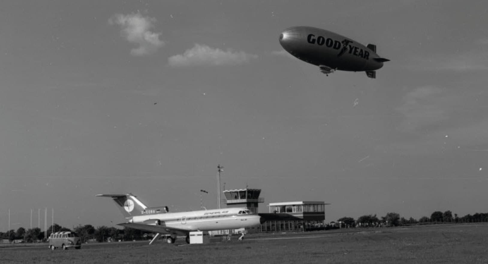 Luftschiff über dem Flugplatz Kiel-Holtenau, historische Aufnahme